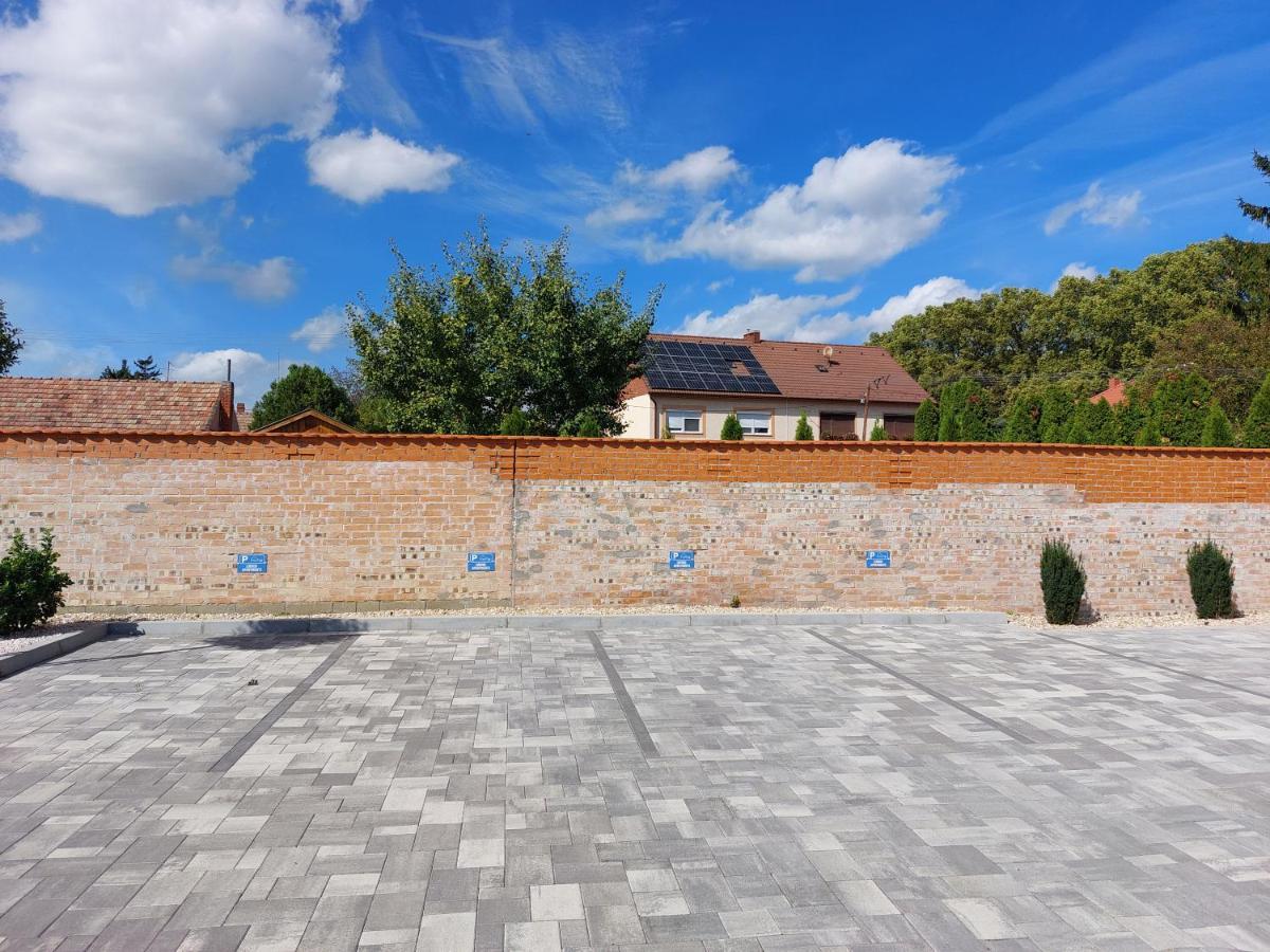 Linden Apartman 001 - Adults Only Mosonmagyaróvár Εξωτερικό φωτογραφία